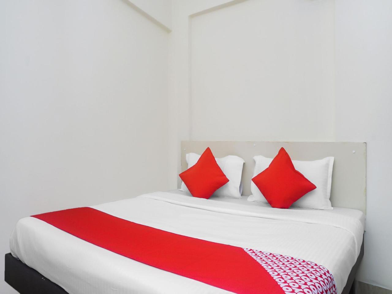Oyo 16007 Sk Executive Hotel Yerandwane Kültér fotó