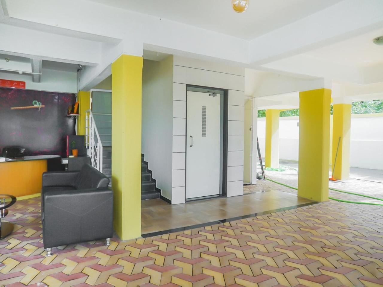 Oyo 16007 Sk Executive Hotel Yerandwane Kültér fotó